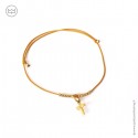 Bracelet mini croix plaqué or avec son fil coloré - Taille réglable