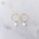 Mini créoles plaqué or et croix en nacre - Boucles d'oreilles Godsavetheking