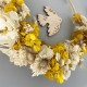 Couronne murale ELEONORE en fleurs séchées hortensia blanc et moutarde avec suspension Esprit-saint - Cadeaux de Baptême fill...