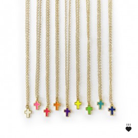 Collier pendentif croix colorée